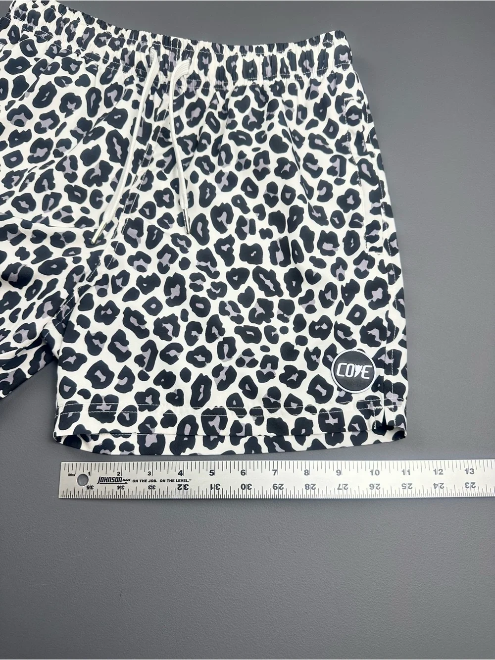 Cove Leopard Shorts Men’s 30 5” Inseam White Black Swim Gym Stretch Zip Pockets